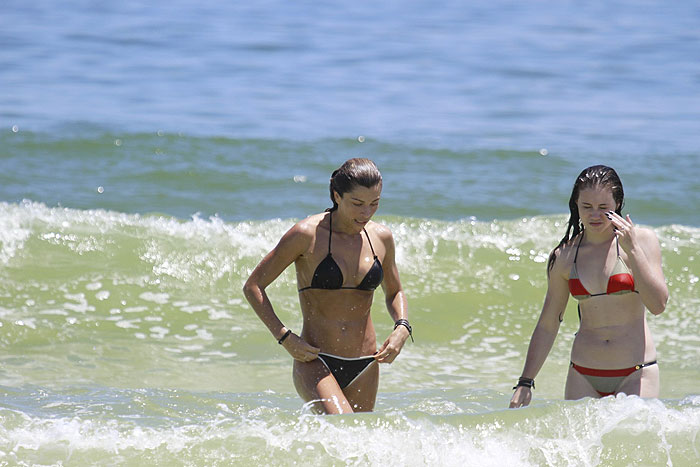 Grazi Massafera curte dia na praia