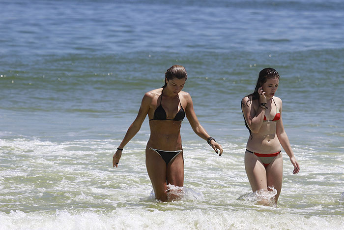 Grazi Massafera curte dia na praia