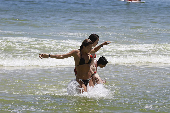 Grazi Massafera curte dia na praia