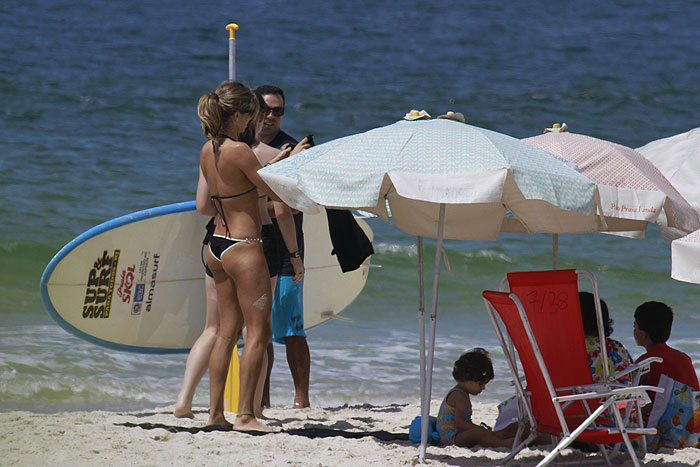 Grazi Massafera curte dia na praia.