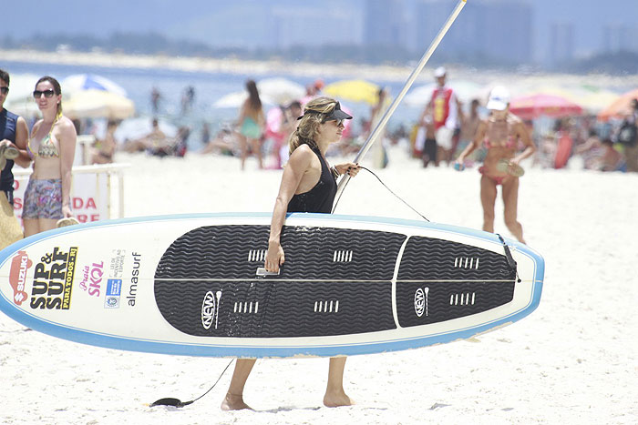 Grazi Massafera curte dia na praia.