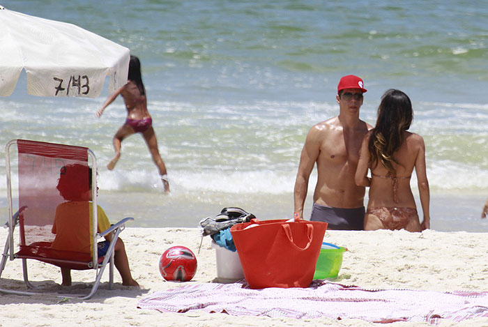 Márcio Garcia curte dia de sol com esposa e filhos