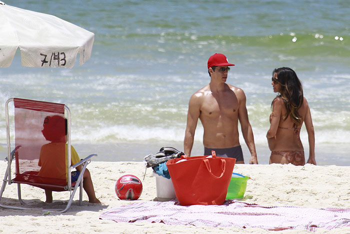 Márcio Garcia curte dia de sol com esposa e filhos