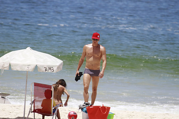 Márcio Garcia curte dia de sol com esposa e filhos