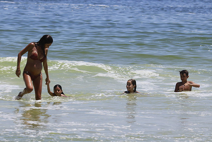 Márcio Garcia curte dia na praia com a família