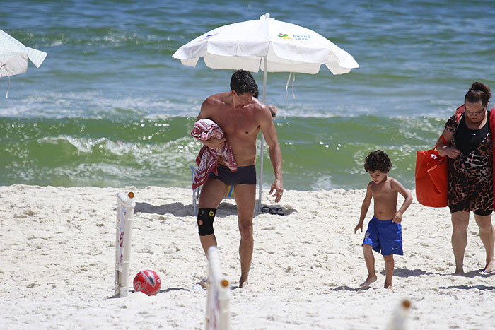 Márcio Garcia curte dia de sol com esposa e filhos