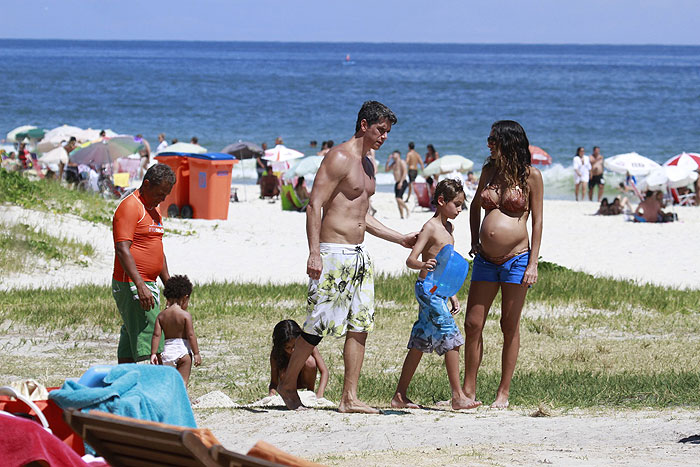 Márcio Garcia curte dia de sol com esposa e filhos