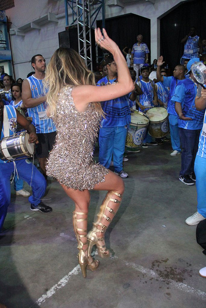 Sabrina Sato cai no samba na quadra da Vila Isabel