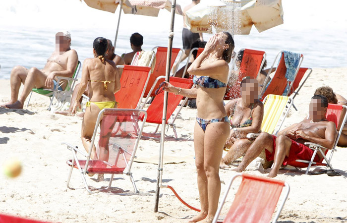 Luana Piovani se refresca em ducha na praia do Leblon