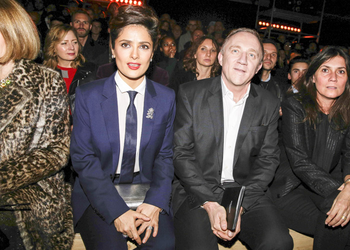 Salma Hayek confere desfiles em Paris de terno