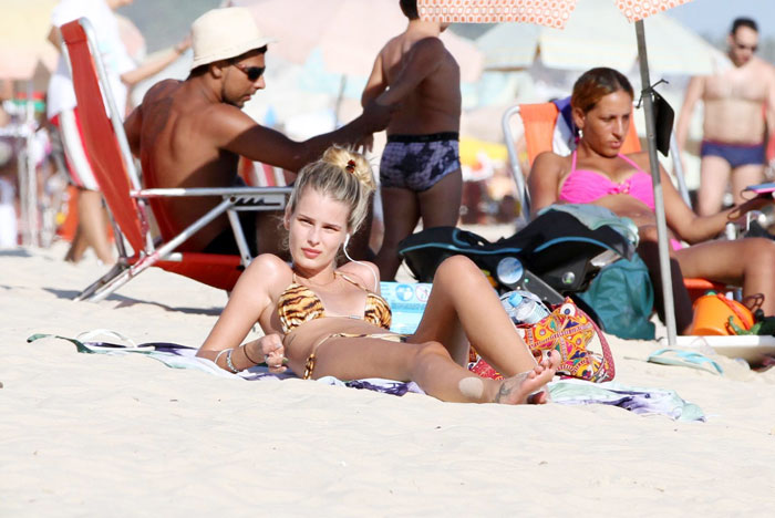 Yasmin Brunet capricha no bornzeado na praia de Ipanema