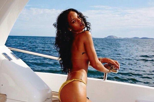  Rihanna posa topless para ensaio em Angra dos Reis