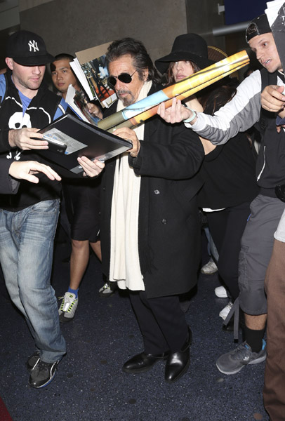 Al Pacino é cercado por multidão de fãs em aeroporto