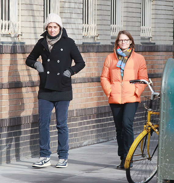 Jodie Foster e a namorada passeiam por NY bem agasalhadas