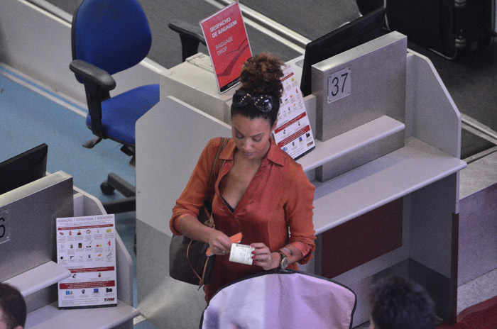 Elegante, Sheron Menezzes embarca em aeroporto do Rio