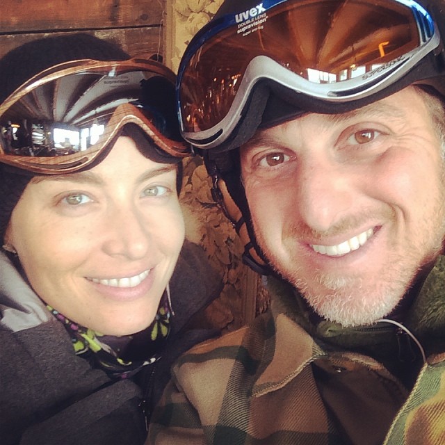 Luciano Huck e Angélica esquiam juntos durante as férias