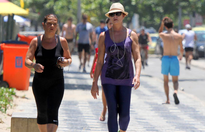 Luiza Brunet caminha pelo calçadão de Ipanema no Rio
