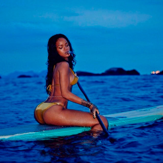  Rihanna pratica Stand Up Paddle e passeia de lancha no litoral carioca