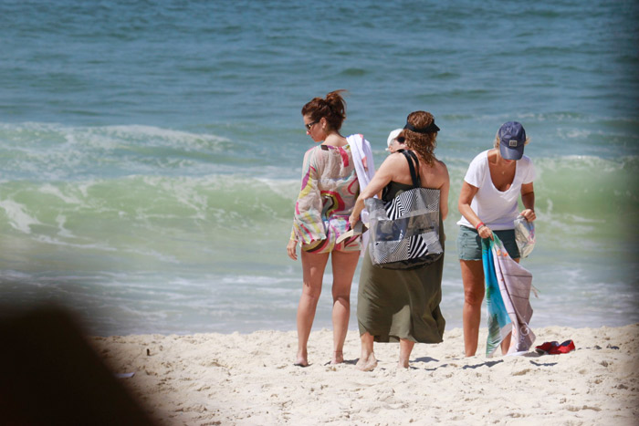 Giovanna Antonelli vai com a mãe e uma amiga para a praia