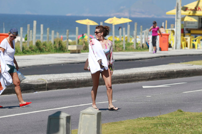 Giovanna Antonelli vai com a mãe e uma amiga para a praia