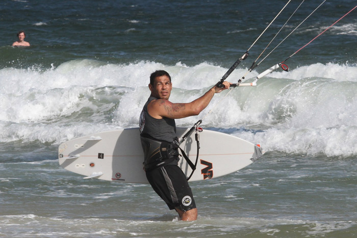 Cristiane Dias, Roger Flores e Minotauro praticam Kite Surf na Barra da Tijuca