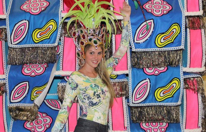 Bárbara Evans prova sua fantasia de Carnaval