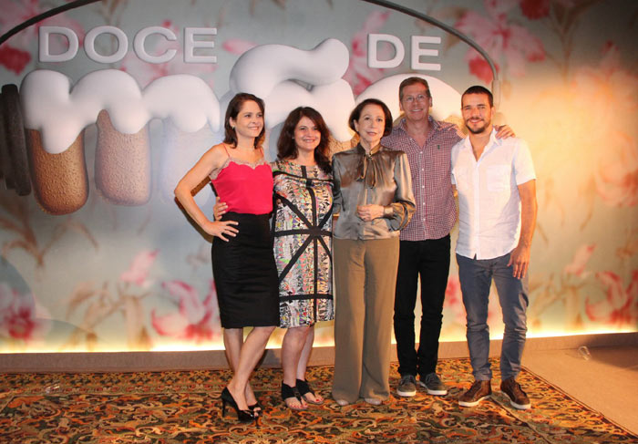 Fernanda Montenegro com elenco de Doce de Mãe
