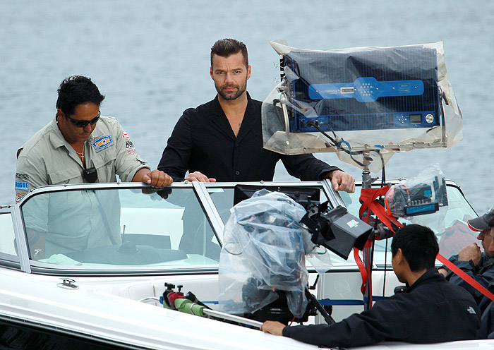Ricky Martin grava The Voice australiano em lancha