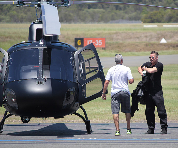 Brad Pitt embarca em helicóptero na Austrália