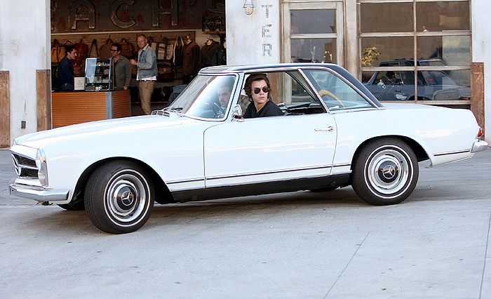 Harry Styles circula por Los Angeles com Mercedes vintage