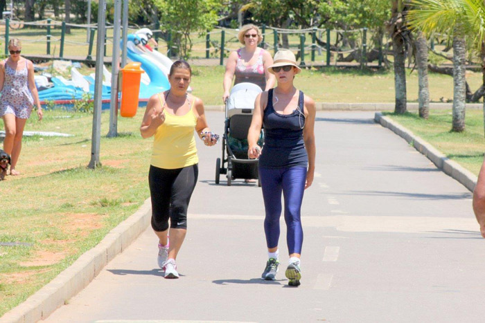 Luíza Brunet caminha pela Lagoa Rodrigo de Freitas