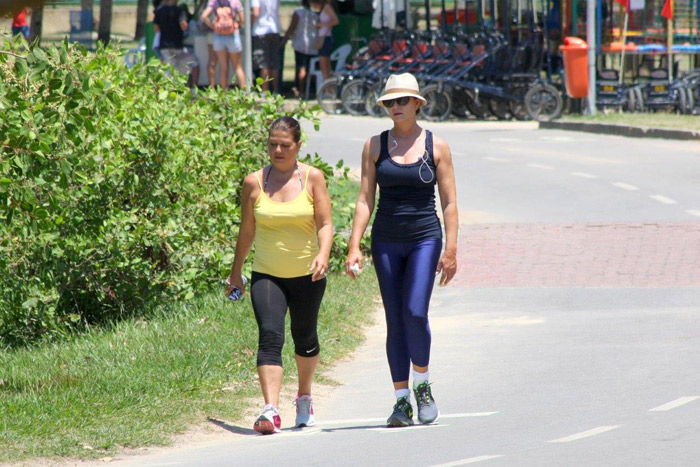 Luíza Brunet caminha pela Lagoa Rodrigo de Freitas