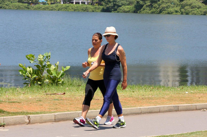 Luíza Brunet caminha pela Lagoa Rodrigo de Freitas