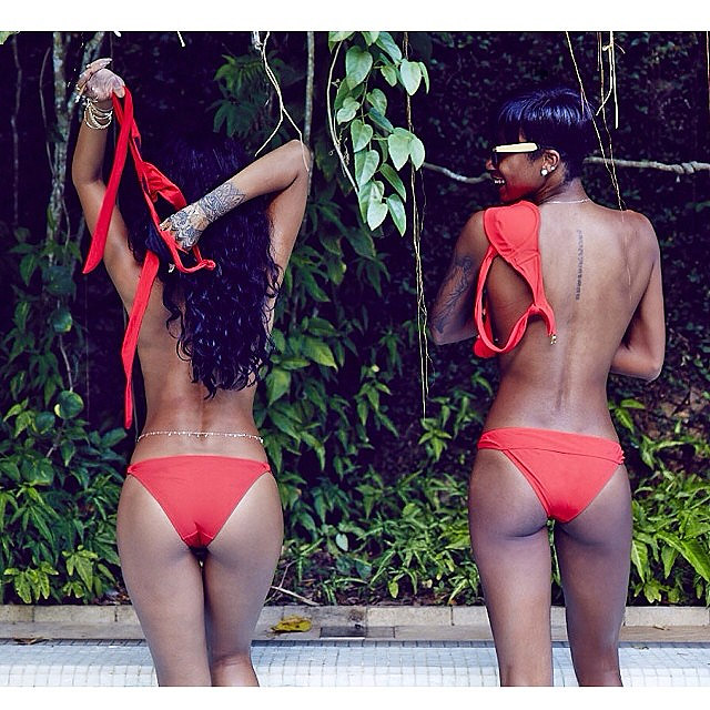 Rihanna sensualiza fazendo topless com amiga