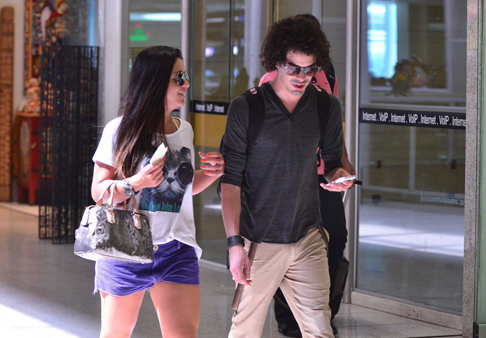 Claudia Raia e o namorado circulam de mãos dadas por aeroporto do Rio