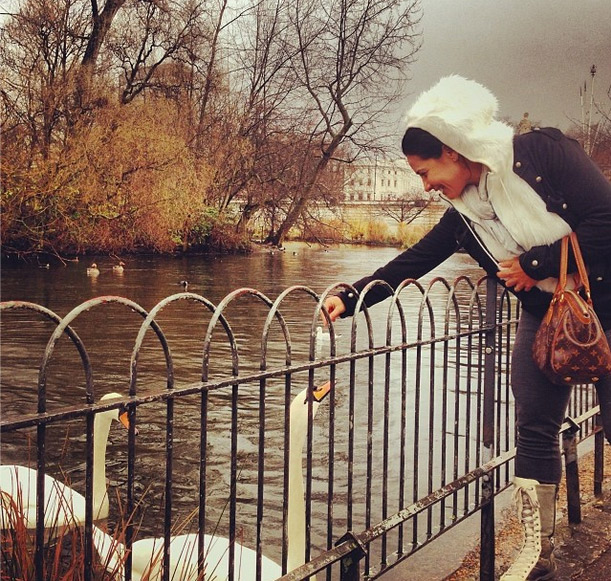 Scheila Carvalho alimenta cisnes em parque de Londres