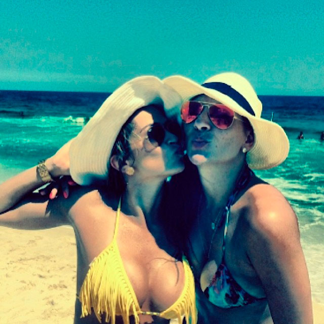 Fani Pacheco e Analy passeiam juntas em praia carioca