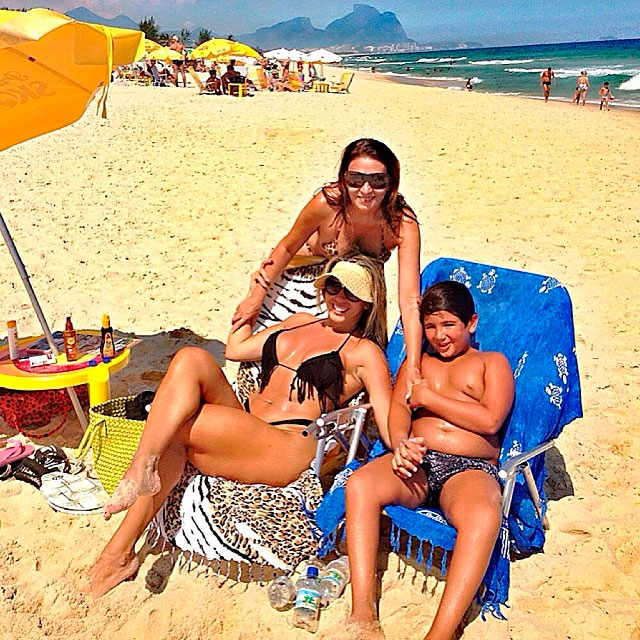  Andrea Andrade pega praia com a mãe e o filho