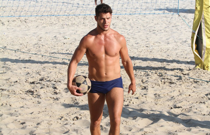  José Loreto joga Futevôlei na praia da Barra da Tijuca, no Rio
