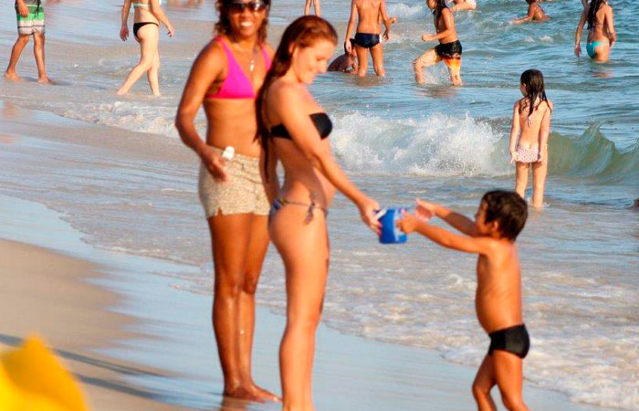 Mariah Rocha vai a praia com o filho