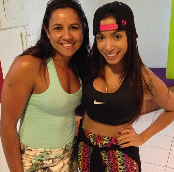  Anitta mata as saudades de amiga durante ensaio de show