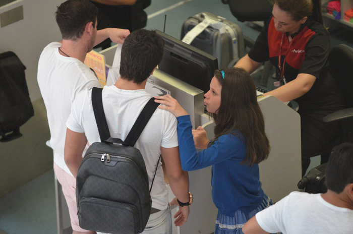 Enzo Celulari embarca com a irmã no aeroporto Santos Dumont, no Rio