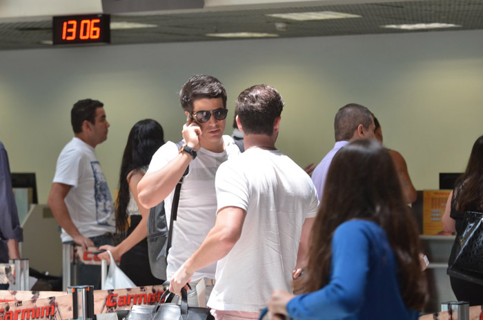 Enzo Celulari embarca com a irmã no aeroporto Santos Dumont, no Rio