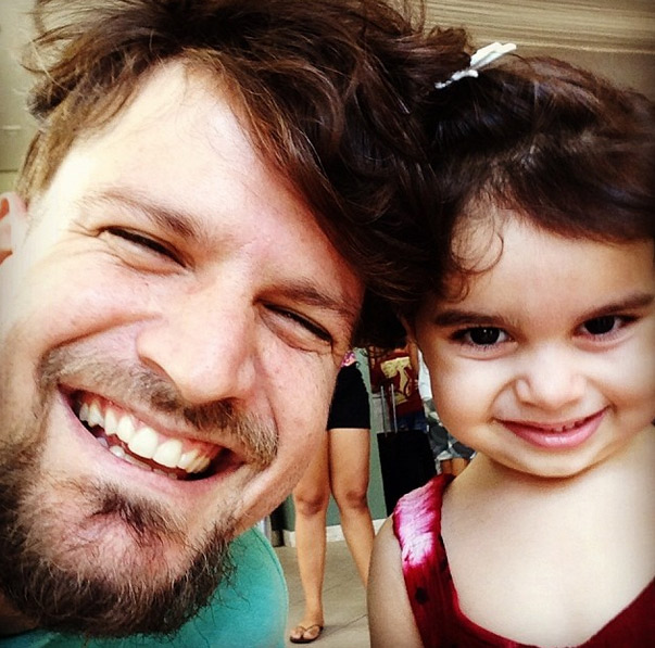 Saulo Fernandes posa com bebê nas redes sociais