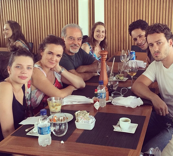 Rodrigo Andrade, Bruna Linzmeyer e outros atores de Amor à Vida almoçam juntos no Rio