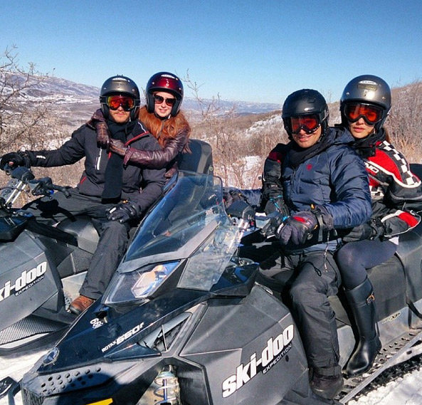 Klebber Toledo, Marina Ruy Barbosa, Murilo Rosa e Fernanda Tavares passeiam na neve