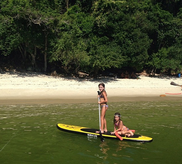 De férias em Angra dos Reis, Vera Viel curte tarde com as filhas na praia