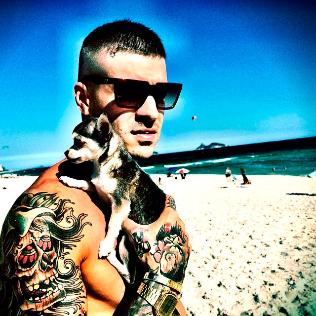 Mateus Verdelho passeia pela praia com sua pet