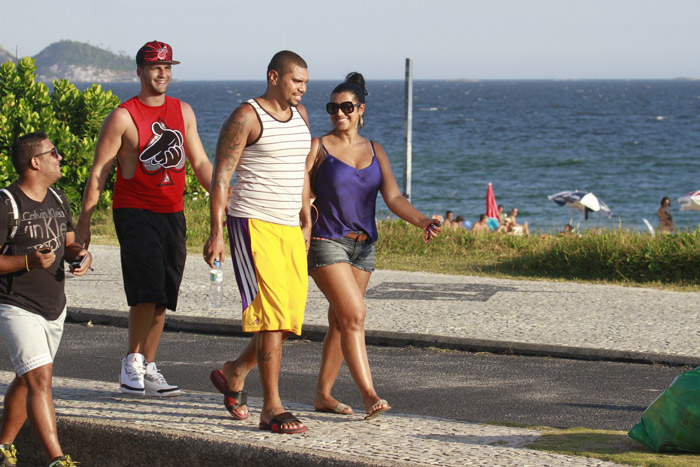 Naldo e Moranguinho gravam na praia da Barra da Tijuca