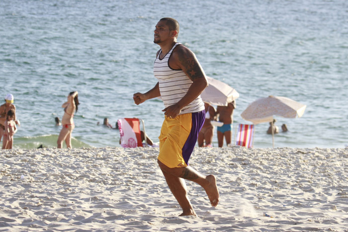 Naldo e Moranguinho gravam na praia da Barra da Tijuca